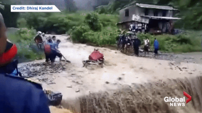 Lũ lụt hoành hành, cuốn trôi cả người đang đi xe máy - 1