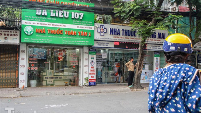 Phố thuốc lớn nhất Hà Nội thưa vắng trước lệnh đeo khẩu trang nơi công cộng - Ảnh 3. Phố thuốc lớn nhất Hà Nội thưa vắng trước lệnh đeo khẩu trang nơi công cộng - Ảnh 3.