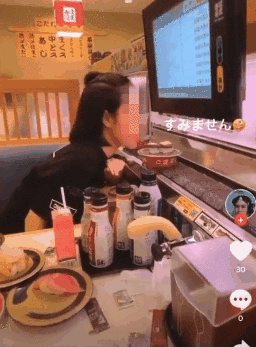 Nữ thực tập sinh Việt ở Nhật liếm sushi đang trên băng chuyền-1
