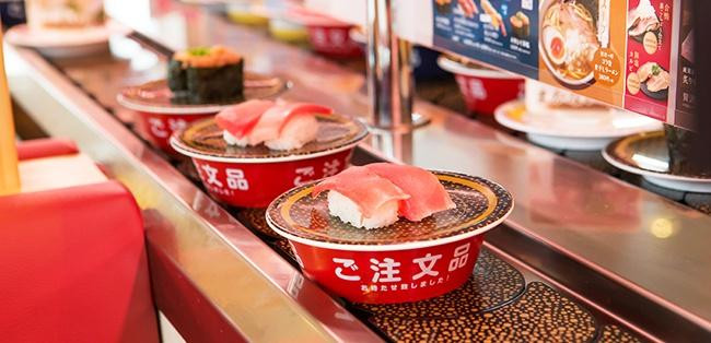 Nữ thực tập sinh Việt ở Nhật liếm sushi đang trên băng chuyền-2