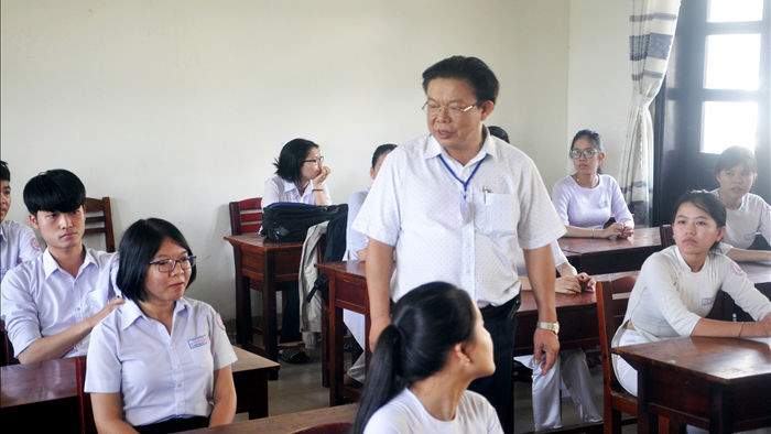 Ông Hà Thanh Quốc kiểm tra công tác thi tại kỳ thi THPT 2019. Ảnh:X.P