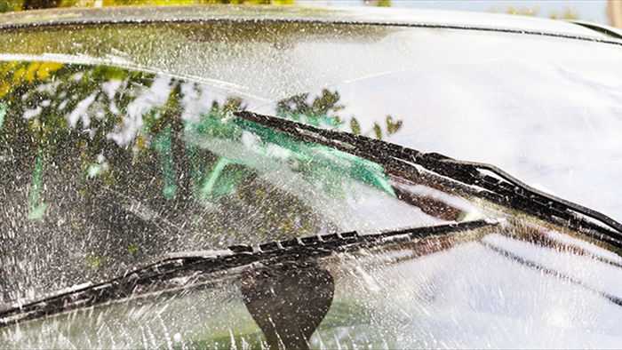 Những cách pha chế dung dịch rửa kính xe tại nhà mà bạn nên biết