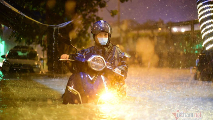 Sài Gòn mưa tầm tã, xe máy ngập lút yên, ô tô chết máy xếp hàng dài