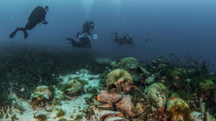 Cận cảnh bảo tàng dưới nước du khách tự do bơi lội ngắm xác tàu cổ đại - Ảnh 7.
