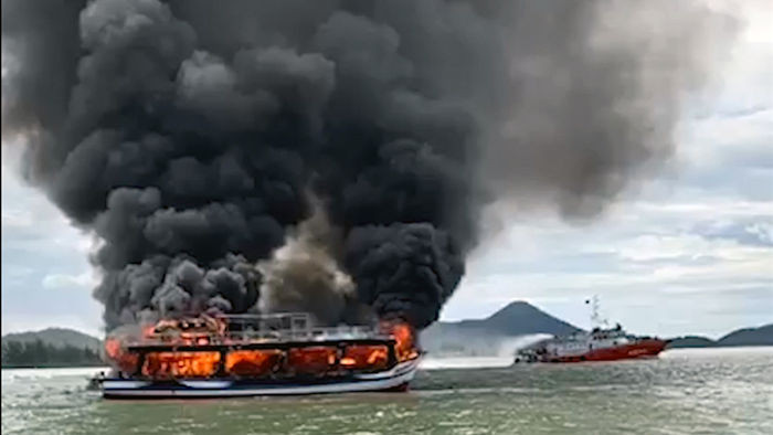 Cháy tàu trên biển, 25 du khách và thuyền viên được cứu