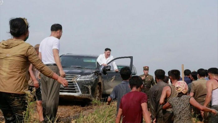 Soi chiếc SUV hạng sang ông Kim Jong-un lái đi thăm vùng lũ - 1