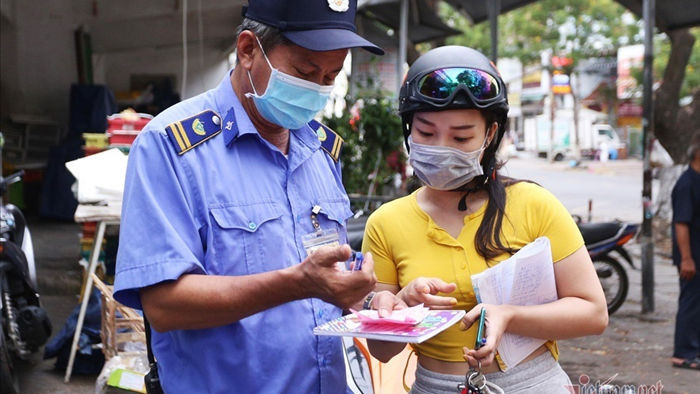 Ngày đầu đi chợ bằng thẻ ở Đà Nẵng, nhiều người phải xách giỏ quay về