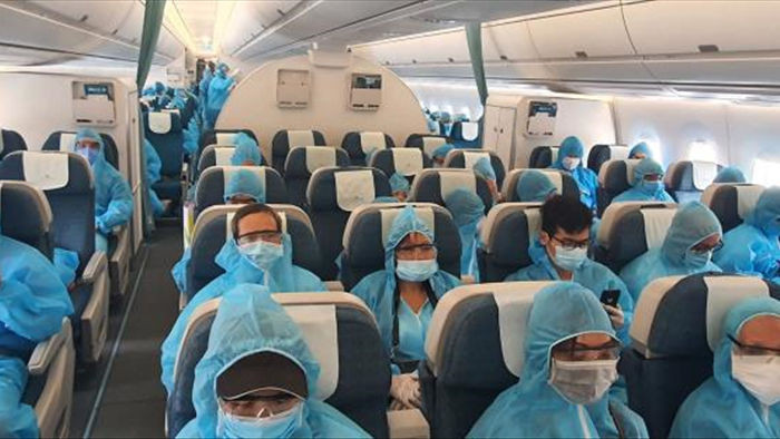 Ảnh: Hơn 300 du khách mắc kẹt tại Đà Nẵng về tới Tân Sơn Nhất - 5