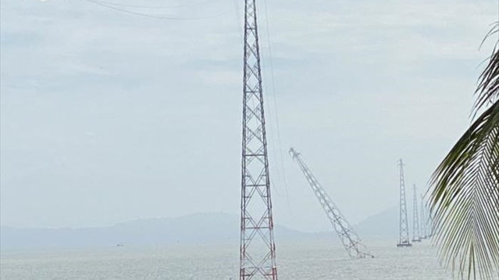 Trụ điện trên biển bị đâm nghiêng, đảo Hòn Tre ở Kiên Giang bị ngắt điện - 1
