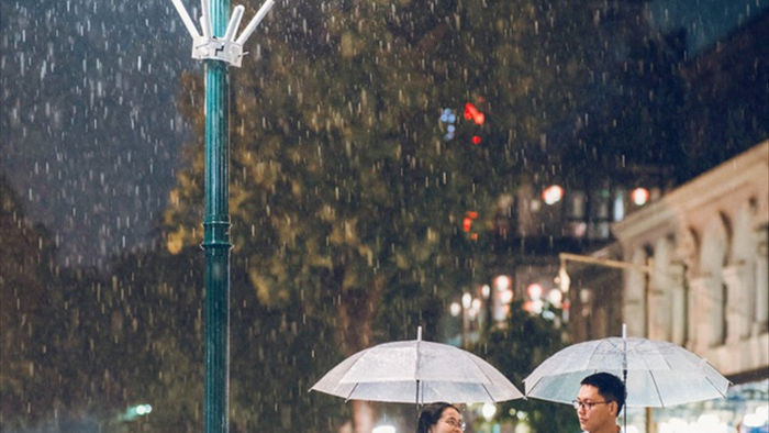 Ngắm Hà Nội lãng mạn trong mưa qua bộ ảnh của cặp đôi trẻ - 9