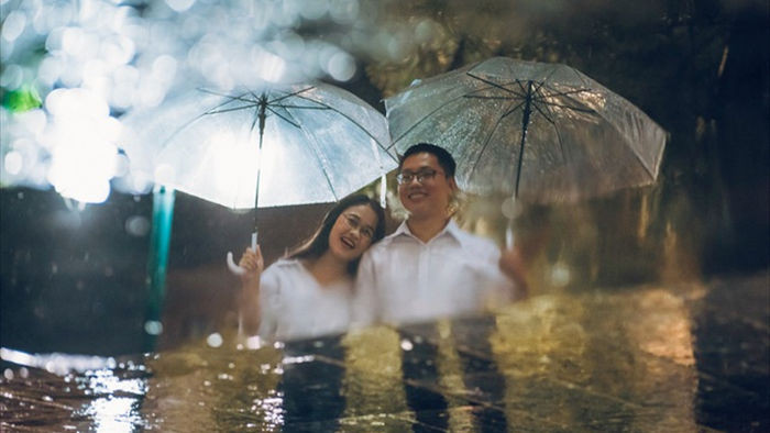 Ngắm Hà Nội lãng mạn trong mưa qua bộ ảnh của cặp đôi trẻ - 11
