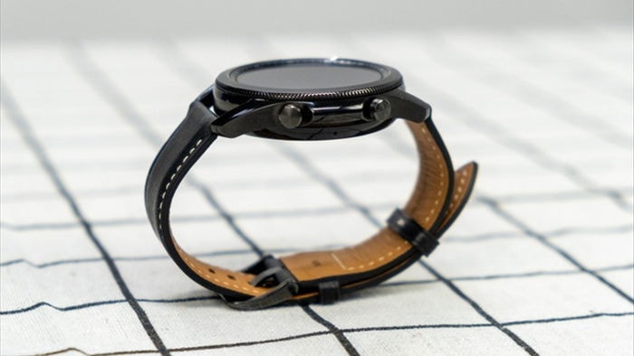 Mở hộp Galaxy Watch 3, so sánh cùng đối thủ Apple Watch - 6