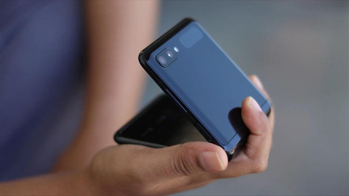Samsung sắp ra mắt smartphone giá rẻ có màn hình gập  - 1