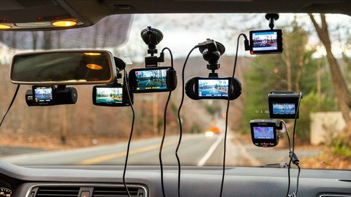 Hệ thống camera là phụ kiện hỗ trợ tích cực trong việc điểu khiển xe trên đường. Ảnh nguồn: Carmudi.