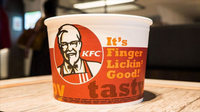 KFC phải bỏ khẩu hiệu 64 năm vị ngon trên từng ngón tay vì Covid-19 - 1