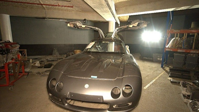 Bộ sưu tập xe triệu đô nằm phủ bụi trong tòa nhà hoang ở Anh