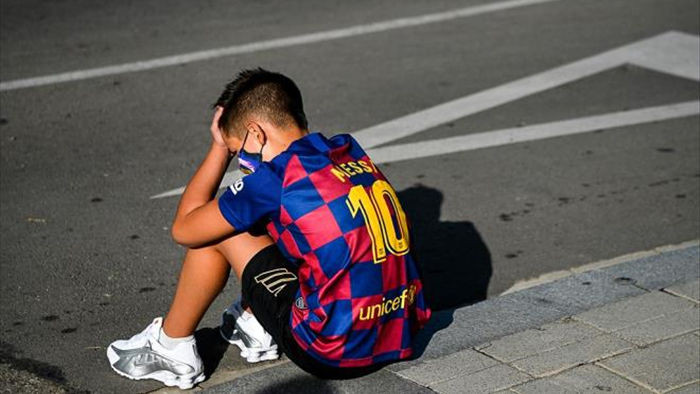 Messi bỏ tập, fan nhí Barca buồn bã ngóng chờ - 4