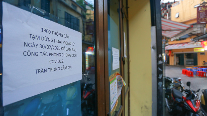 Đóng cửa vì dịch Covid-19, quán bar ở Hà Nội trở thành sân cầu lông - 1