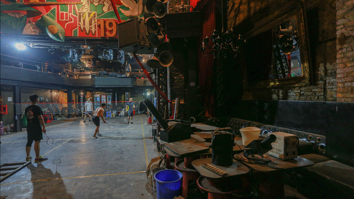 Đóng cửa vì dịch Covid-19, quán bar ở Hà Nội trở thành sân cầu lông - 7