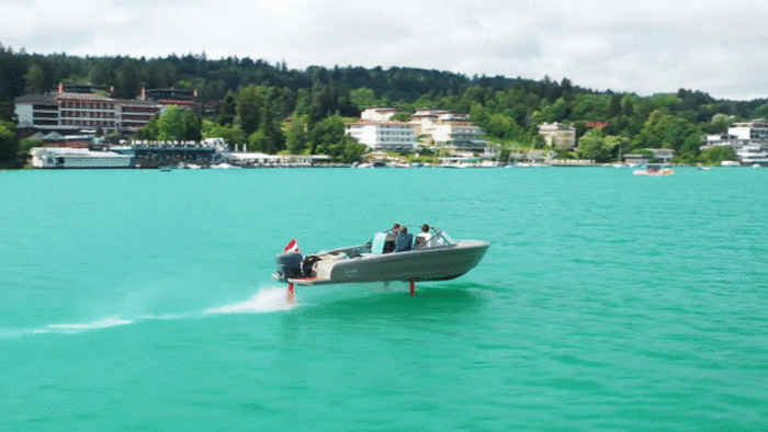 Xem chiếc thuyền điện có thể bay trên mặt nước và không gây say sóng - 1