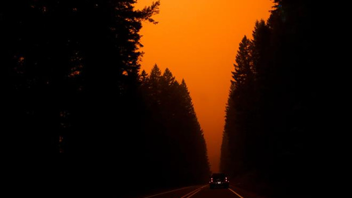 Ảnh: California chìm trong khói lửa màu cam như sao Hỏa - 1
