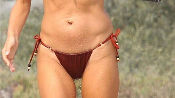 Siêu mẫu Brazil mặc bikini hai mảnh, khoe hình thể nóng bỏng, quyến rũ.