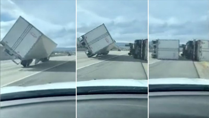 Gió mạnh thổi 45 xe tải lật nhào trên đường cao tốc Mỹ - 1
