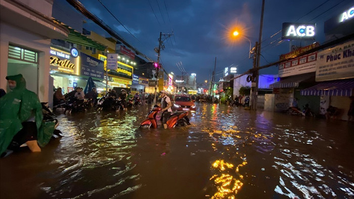 Mưa lớn, người Sài Gòn lại vượt dòng nước xiết về nhà
