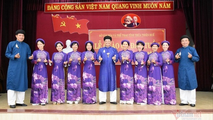 Giám đốc Sở VHTT tỉnh TT- Huế bỏ tiền túi hỗ trợ may áo dài cho công chức mặc