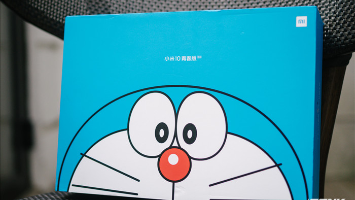 Mở hộp smartphone Doraemon giá gần 10 triệu đồng của Xiaomi - Ảnh 1.
