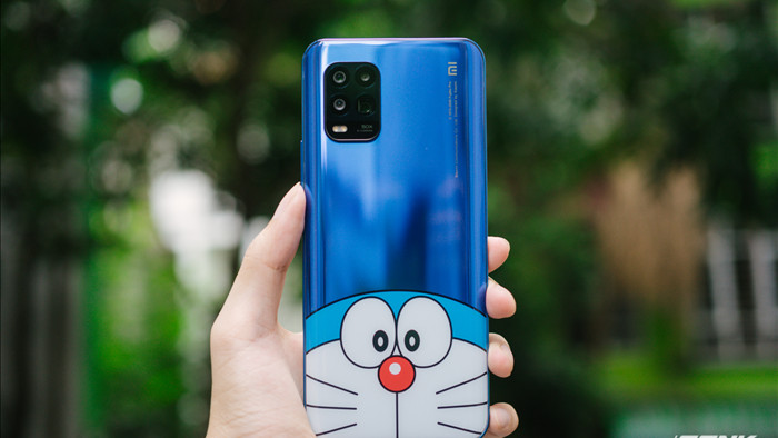 Mở hộp smartphone Doraemon giá gần 10 triệu đồng của Xiaomi - Ảnh 6.