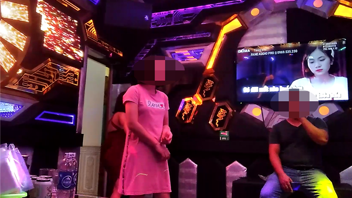 Cảnh nam nữ nườm nượp trong quán karaoke mặc Hà Nội chưa gỡ lệnh cấm - 3