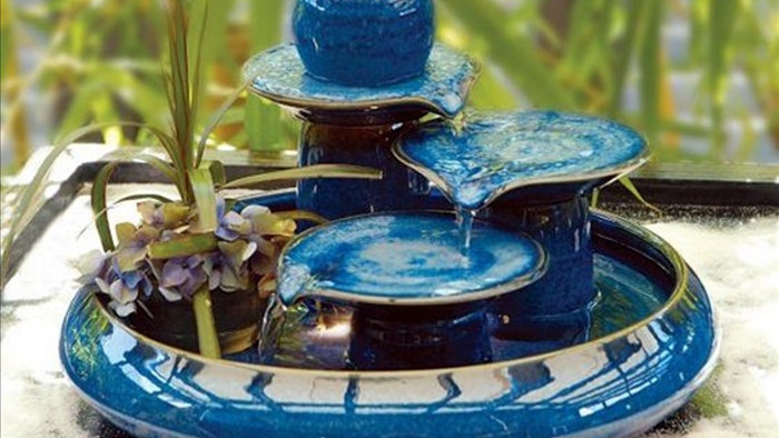 Màu xanh ngọc của khối chậu hòa cùng màu nước tạo thành vật trang trí tuyệt đẹp.
