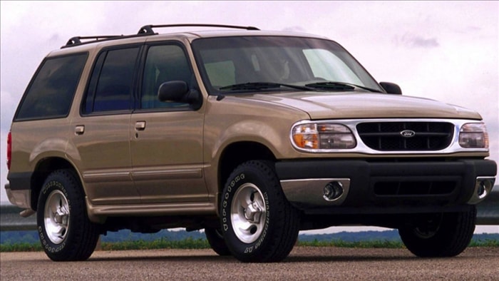 Lốp Firestone trên Ford Explorer 2000 kém chất lượng, là nguyên nhân của 271 vụ tai nạn chết người. Ảnh: Yimg.