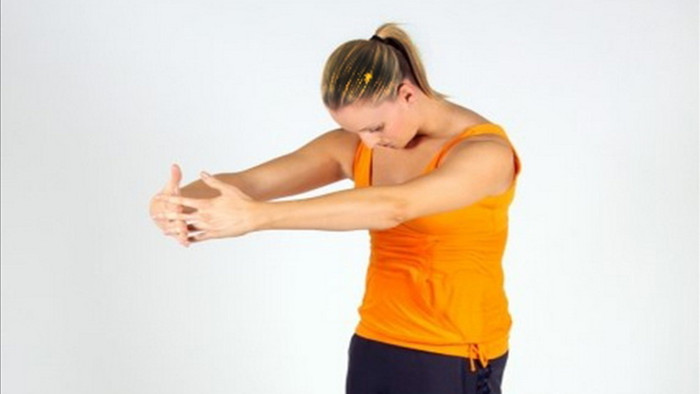 Căng lưng trên: Đứng thẳng với chân rộng bằng vai căng cơ tay về phía trước. Đây là bài tập đơn giản giúp tăng cường sức khỏe hiệu quả.