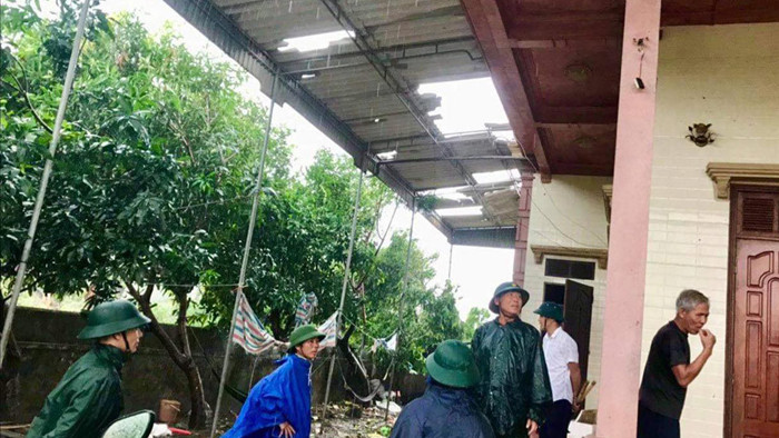 Bão số 5 đang áp sát đất liền, lốc xoáy giật tốc mái nhà ở Hà Tĩnh