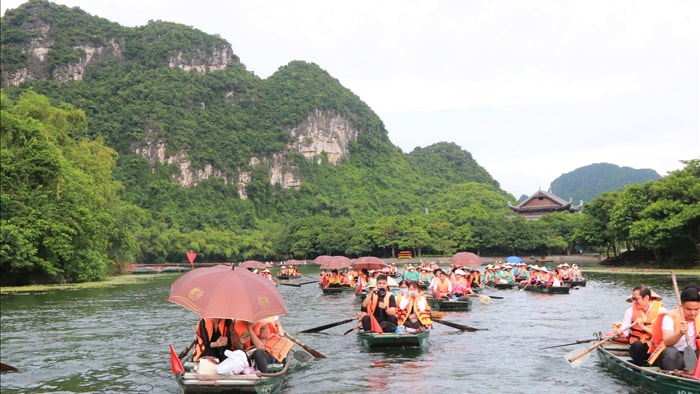 Di sản Tràng An “trong xanh mát lành” giữa trời thu làm say lòng du khách - 1