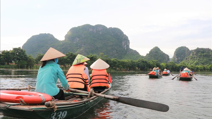 Di sản Tràng An “trong xanh mát lành” giữa trời thu làm say lòng du khách - 10