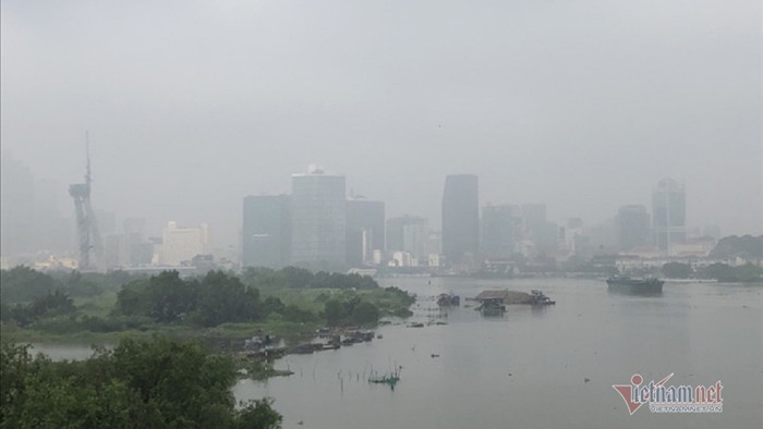 Nhà cao tầng ở Sài Gòn lại 'biến hình' bởi sương mù đặc quánh
