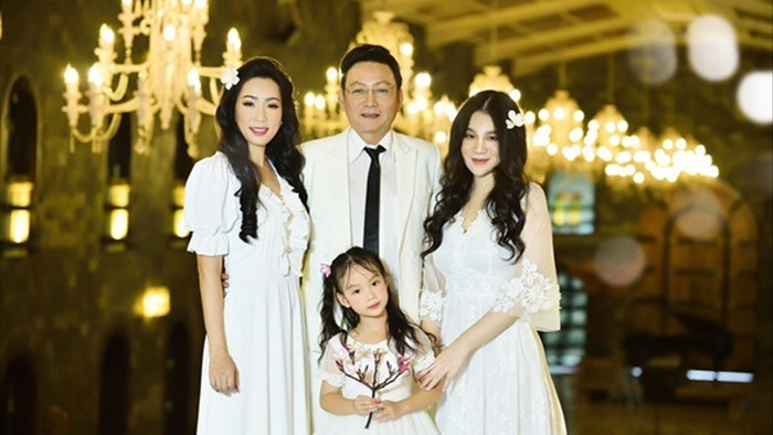 Trịnh Kim Chi lộng lẫy bên chồng và 2 con gái trong ảnh cưới kỷ niệm 20 năm