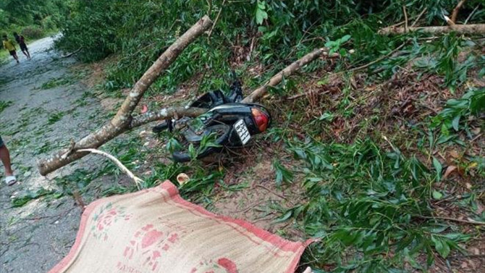 Thừa Thiên - Huế thiệt hại nặng sau bão số 5: Chủ tịch tỉnh phê bình khâu dự báo - 1