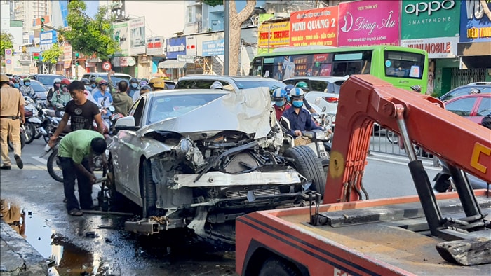 Xe container tông nát BMW và 2 xe máy, nhiều người thoát chết - 1 Xe container tông nát BMW và 2 xe máy, nhiều người thoát chết - 1