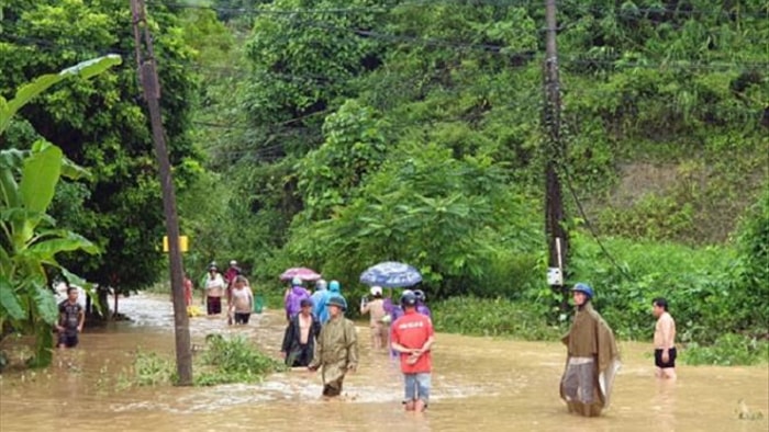 Mưa to ở Lào Cai gây ngập nặng, sạt lở hàng loạt tuyến đường - 1