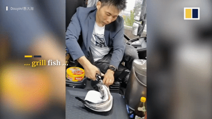 Chàng trai Trung Quốc biến xe tải thành “nhà bếp di động” - 1