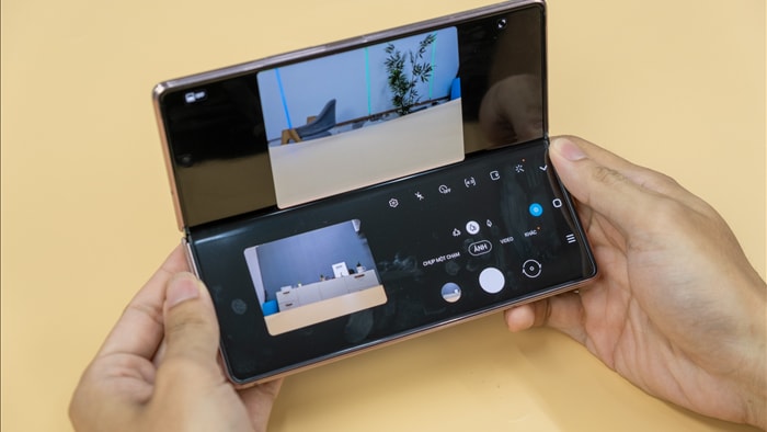Mở hộp Galaxy Z Fold 2 giá 50 triệu đồng: hoàn thiện vẻ khác biệt - 8 Mở hộp Galaxy Z Fold 2 giá 50 triệu đồng: hoàn thiện vẻ khác biệt - 8