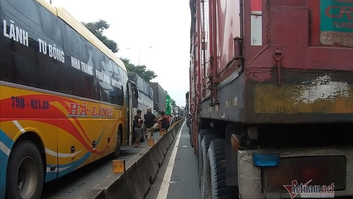 Container 'hạ gục' khung cầu vượt, quốc lộ qua Sài Gòn kẹt không lối thoát