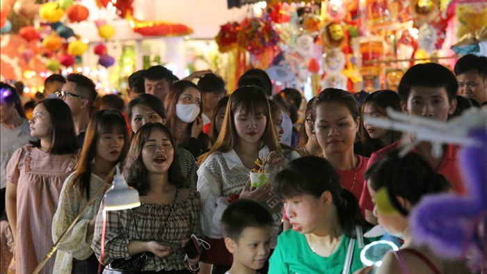 Đông nghịt người dân đổ về chợ trung thu phố cổ Hà Nội - 1 Đông nghịt người dân đổ về chợ trung thu phố cổ Hà Nội - 1
