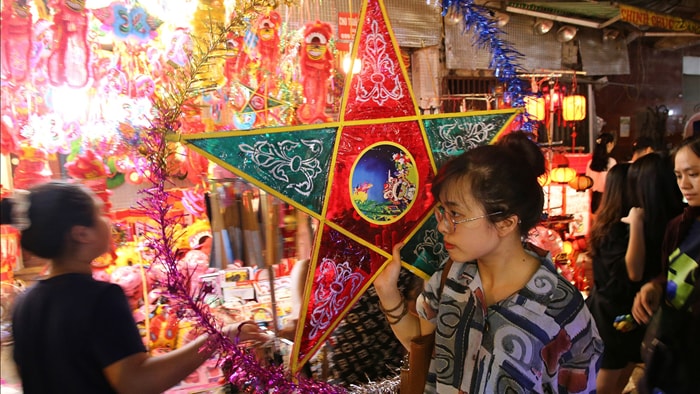 Đông nghịt người dân đổ về chợ trung thu phố cổ Hà Nội - 10 Đông nghịt người dân đổ về chợ trung thu phố cổ Hà Nội - 10