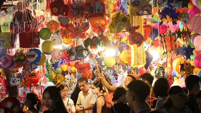 Đông nghịt người dân đổ về chợ trung thu phố cổ Hà Nội - 15 Đông nghịt người dân đổ về chợ trung thu phố cổ Hà Nội - 15