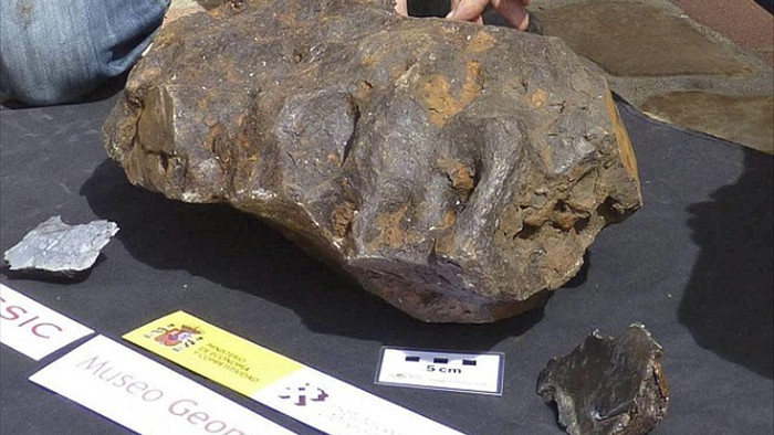 Tìm được cục đá rồi bỏ xó hơn 30 năm, không ngờ là vật ngoài hành tinh giá cả trăm tỷ